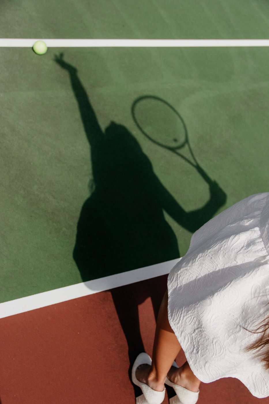 Skygge af serv på tennisbane
